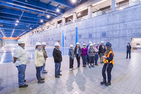 Guide et groupe à l’intérieur de la centrale La Grande-1.